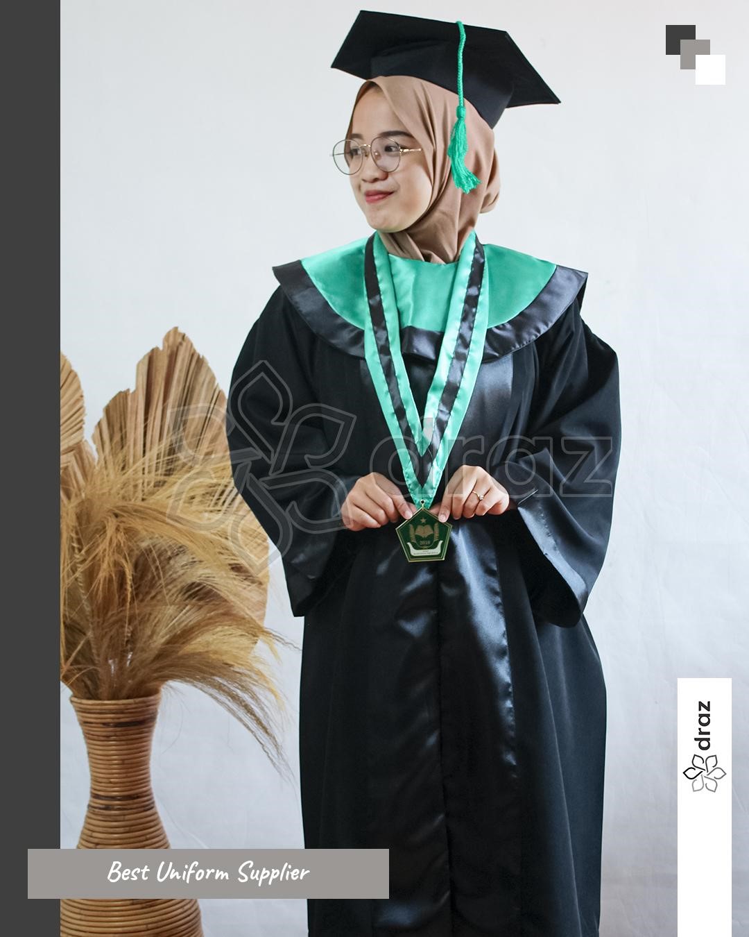 Toga Wisuda Sarjana Best Seller: Pilihan Terbaik untuk Momen Wisuda yang Tak Terlupakan